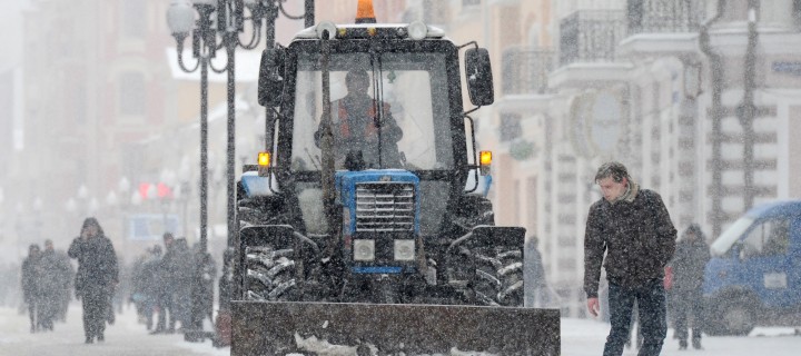 В Москве устраняют последствия обильного снегопада