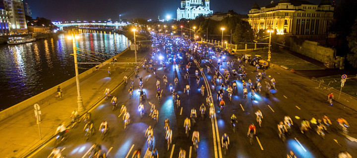 Более 10 тысяч человек приняли участие в ночном велопараде в Москве