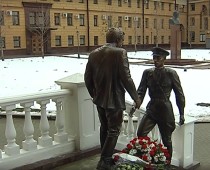 Памятник Жеглову и Шарапову открыли на Петровке, 38
