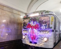 В Московском метро начал курсировать новогодний поезд