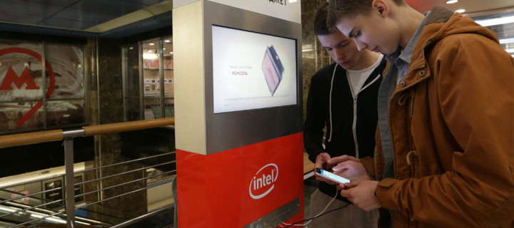 Стойки для зарядки мобильных устройств появились на 30 станциях метро