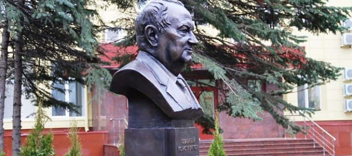В Концерне «Алмаз-Антей» открыли памятник конструктору Иосифу Дризе