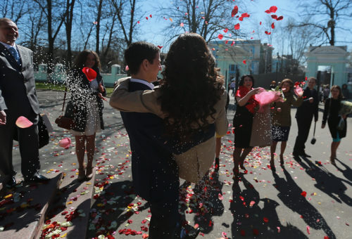 На Красную горку в Москве поженятся более двух тысяч пар