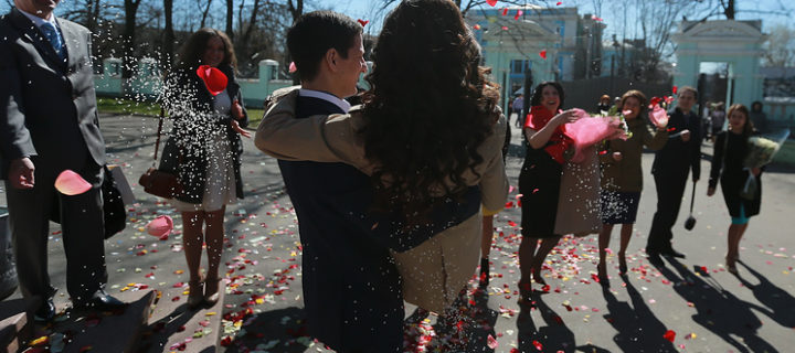 На Красную горку в Москве поженятся более двух тысяч пар
