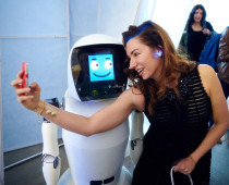 На ВДНХ роботы поздравят женщин с 8 Марта