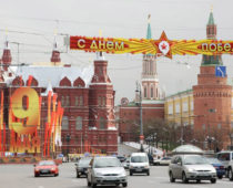 Москву к Дню Победы украсят георгиевские ленты и цветущая вишня