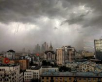 МЧС предупреждает о грозе с сильным ветром в Москве предстоящей ночью