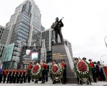 В центре Москвы открыли памятник Михаилу Калашникову