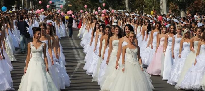 Более 2 тысяч пар заключат браки в День города в Москве