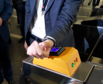 В московском метро начнутся продажи колец и браслетов с функционалом карты “Тройка”