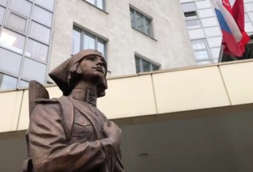 В Москве открыли памятник фронтовым медсестрам