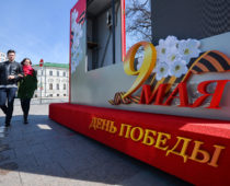 Тысячи элементов тематического декора украсили Москву в честь Дня Победы