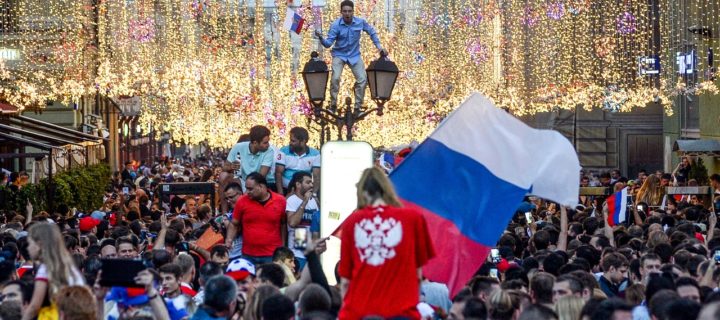 Москвичи отпраздновали победу сборной России над Испанией