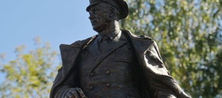 Шойгу открыл в Москве памятник основателю ВДВ генералу Маргелову