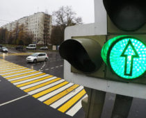Режим работы светофоров изменили на 186 пешеходных переходах Москвы