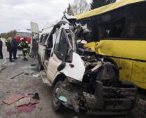В крупном ДТП на трассе в Тверской области погибли 13 человек