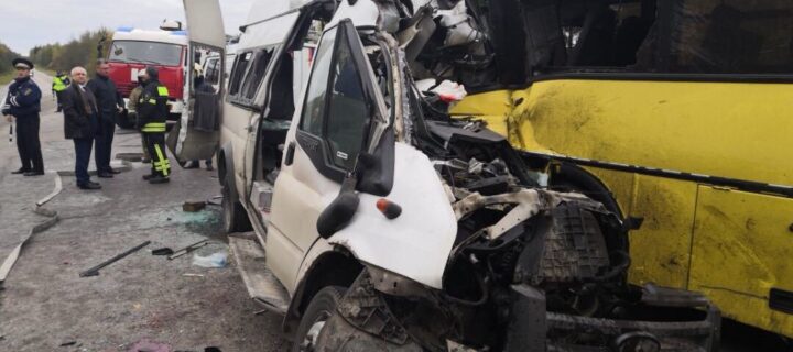 В крупном ДТП на трассе в Тверской области погибли 13 человек