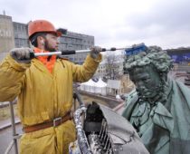 Памятники Пушкину и Гагарину отмоют в Москве