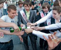 Власти Подмосковья запретят продажу алкоголя на время выпускных