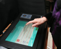 В Москве утвердили избирательные округа для электронного голосования