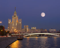Архитектурная подсветка украсит здания на набережных Москвы-реки