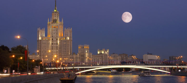 Архитектурная подсветка украсит здания на набережных Москвы-реки