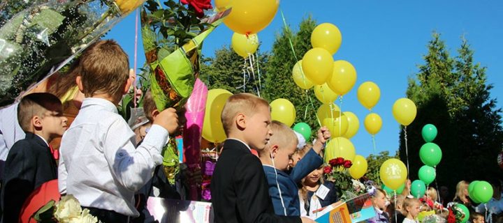 Почти два миллиона первоклассников пошли в школу в России