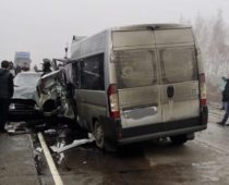 Пять человек погибли в столкновении микроавтобуса и фуры под Воронежем