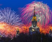 10 тысяч фейерверков озарили небо Москвы в честь Дня защитника Отечества