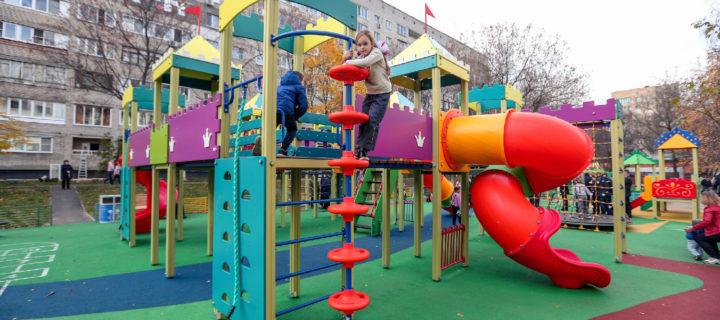 Более 200 детских площадок установят в Подмосковье по губернаторской программе