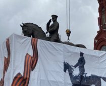 На Манежной площади установили новый памятник Жукову