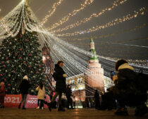 Новогодние и рождественские украшения появились на улицах Москвы