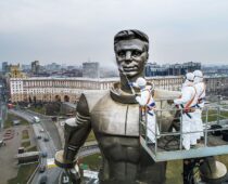 Памятники, фонтаны и набережные Москвы промоют после зимы