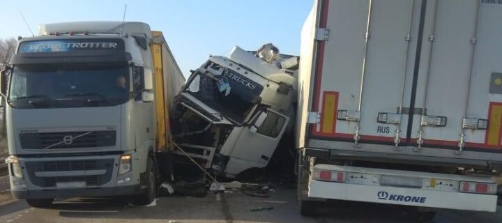 В ДТП с четырьмя грузовиками в Тамбовской области погиб человек