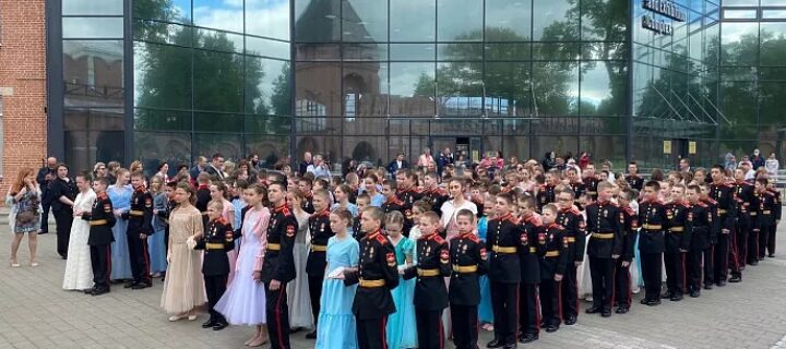 Весенние балы воспитанников суворовского училища прошли в Тульском кремле