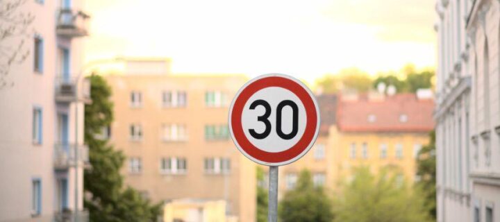 На четырех улицах в центре Москвы снизят скорость до 30 км/ч