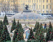 В Москве установили более 1 тысячи новогодних елей