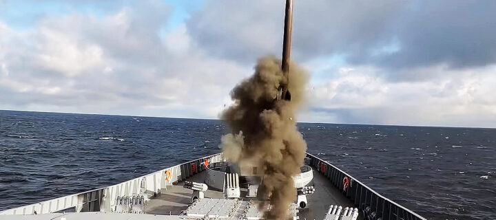 Корветы Тихоокеанского флота выполнили стрельбы из ЗРК «Полимент-Редут» в Охотском море