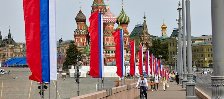 Улицы Москвы украсили ко Дню России