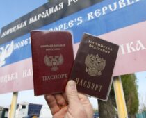 В Донецке выстроились очереди за российскими паспортами