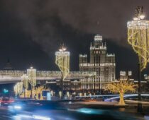 На улицах Москвы до весны останутся новогодние световые конструкции