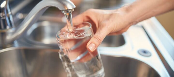 Власти Москвы заявили о соответствии всем нормам питьевой воды из-под крана
