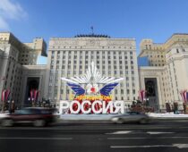 Улицы Москвы украсили ко Дню защитника Отечества