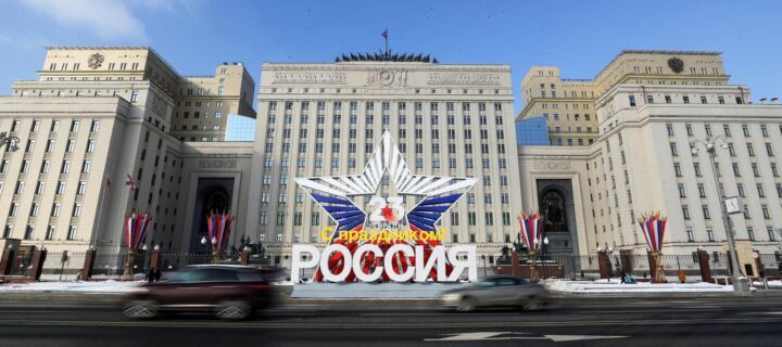 Улицы Москвы украсили ко Дню защитника Отечества