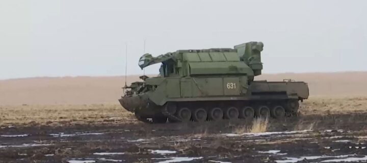 Расчеты ЗРК «Тор-М2У» защищают российские войска в зоне СВО от воздушного нападения противника