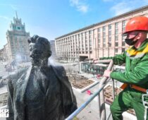 После зимы в Москве помоют более 1,1 тыс. памятников