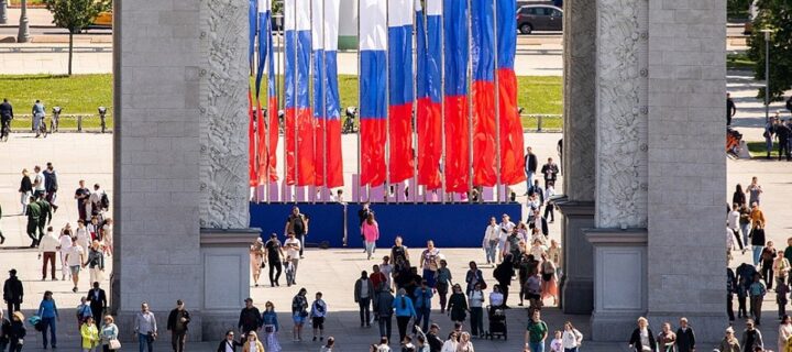 Ко Дню флага России в парках Москвы пройдут спектакли, концерты и творческие занятия