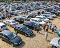 В России продажи новых легковых машин в октябре выросли в 2,6 раза