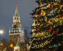 Москву к зимним праздникам украсят тысячи световых конструкций и искусственных елей