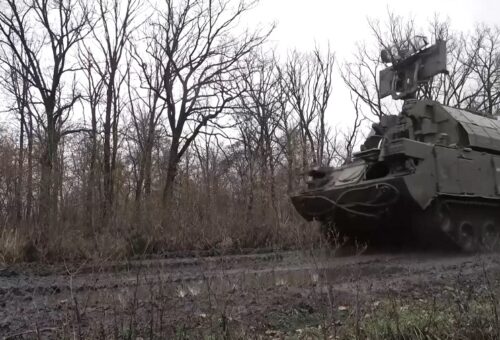 Расчеты ЗРК «Тор-М2» обороняют российские войска в зоне СВО от воздушного нападения противника